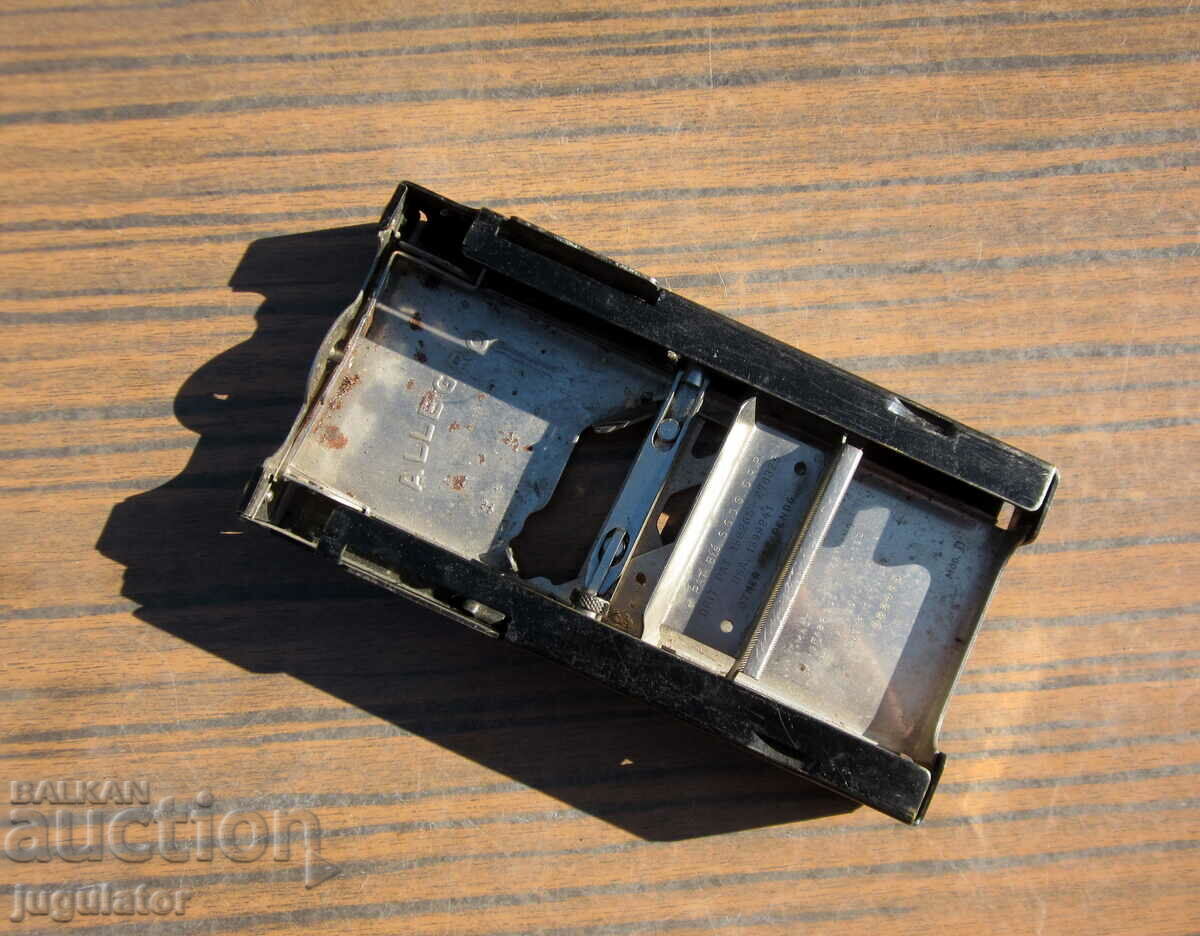 old sharpener machine for sharpening razor blades with price 20.00 BGN | € 10.23 old sharpener machine for sharpening razor blades with price 20.00 BGN | € 10.23