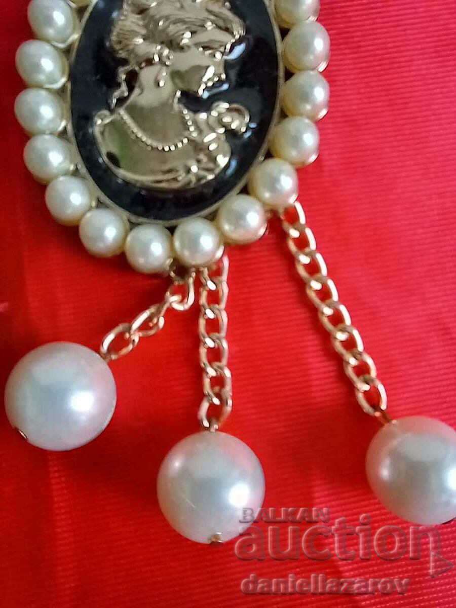 Delivery of Large CAMEO Pendant with Pearls Delivery of Large CAMEO Pendant with Pearls