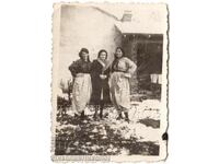 ΜΙΚΡΗ ΠΑΛΙΑ ΦΩΤΟΓΡΑΦΙΑ ΚΟΡΙΤΣΙΟΥ ΜΕ ΜΟΥΣΟΥΛΜΑΝΙΚΗ ΦΟΡΕΣΗ G960