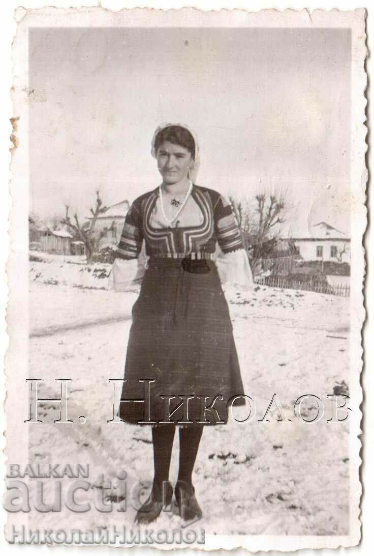 1944 MICĂ FOTO BĂTRĂ TANĂ FEMEIE ÎN COSTUME POPULAR G963