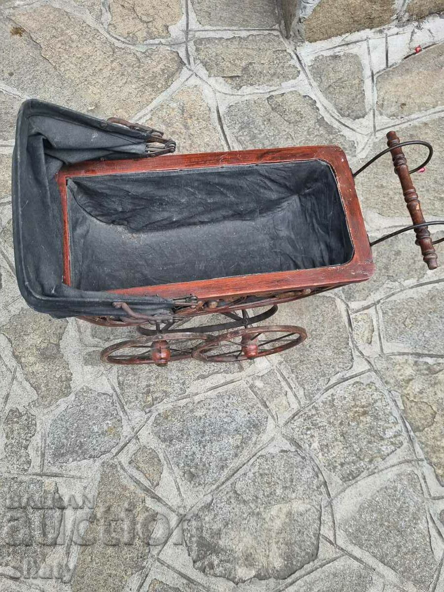 Стара количка за кукли с цена 115.00 лв. | € 58.80 Стара количка за кукли с цена 115.00 лв. | € 58.80