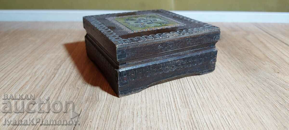 Wood pyrographed box for collectors - 5 Wood pyrographed box for collectors - 5