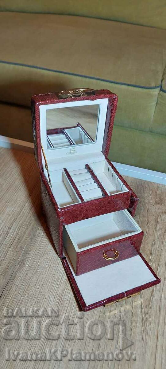 Delivery of A jewelry box