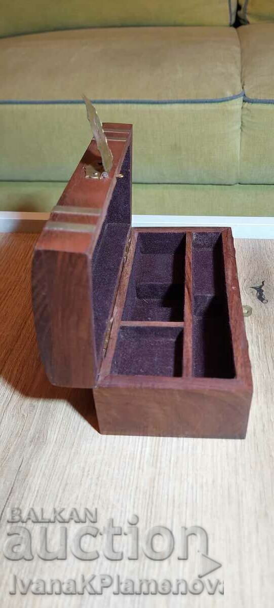 Delivery of Solid wood box Delivery of Solid wood box