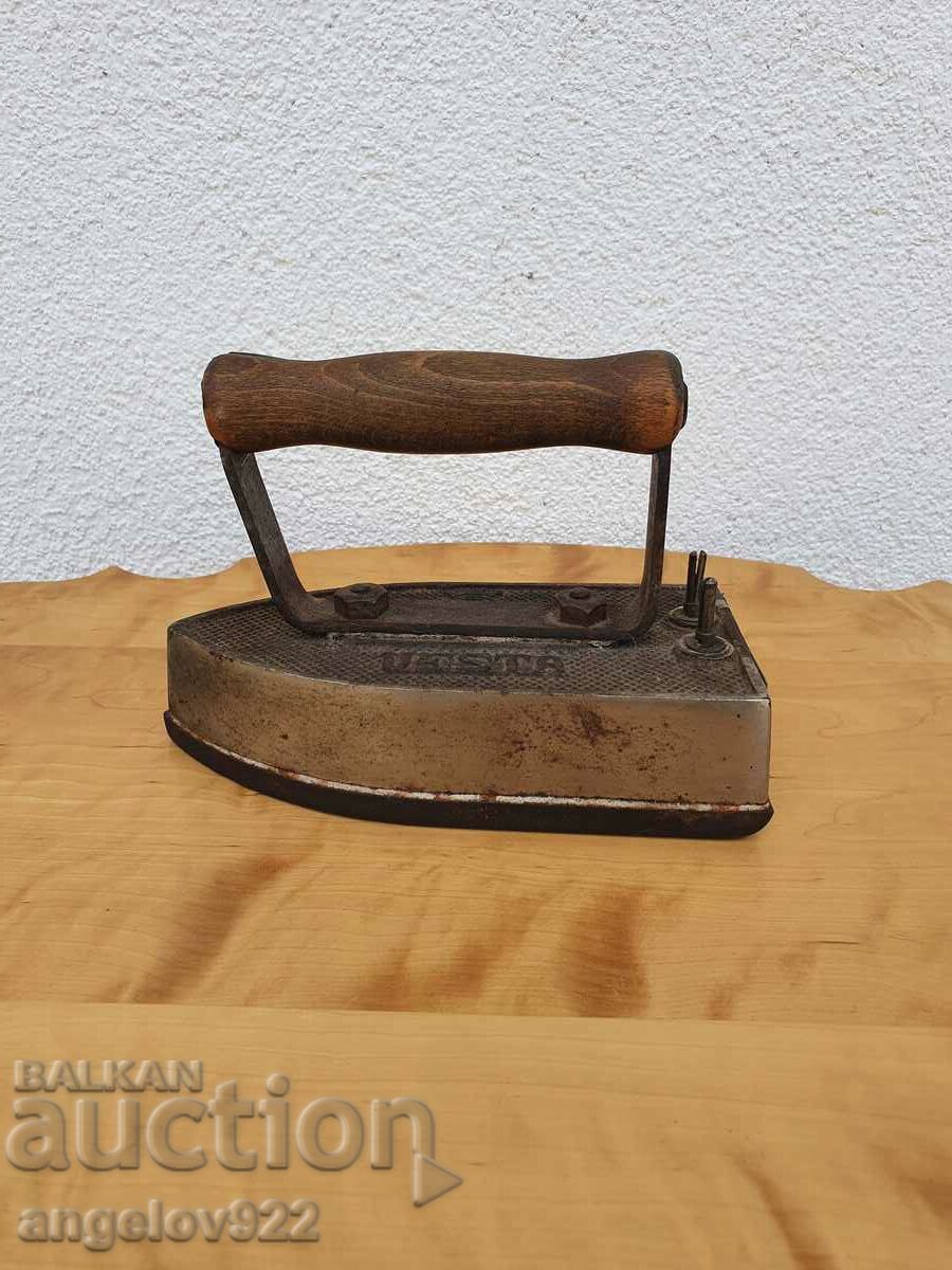 Old metal VESTA electric iron