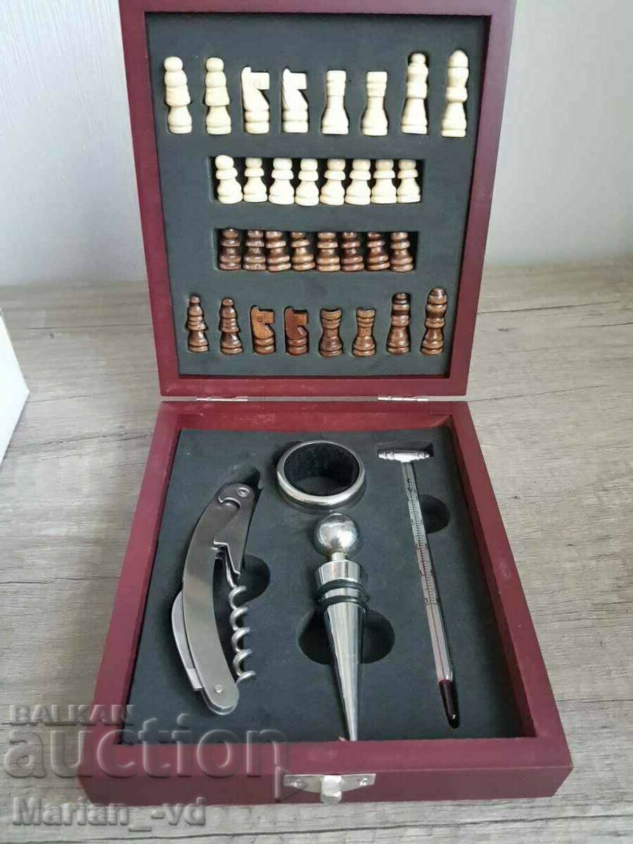 Auction SET OF WINE ACCESSORIES IN WOODEN BOX AND CHESS SET Auction SET OF WINE ACCESSORIES IN WOODEN BOX AND CHESS SET
