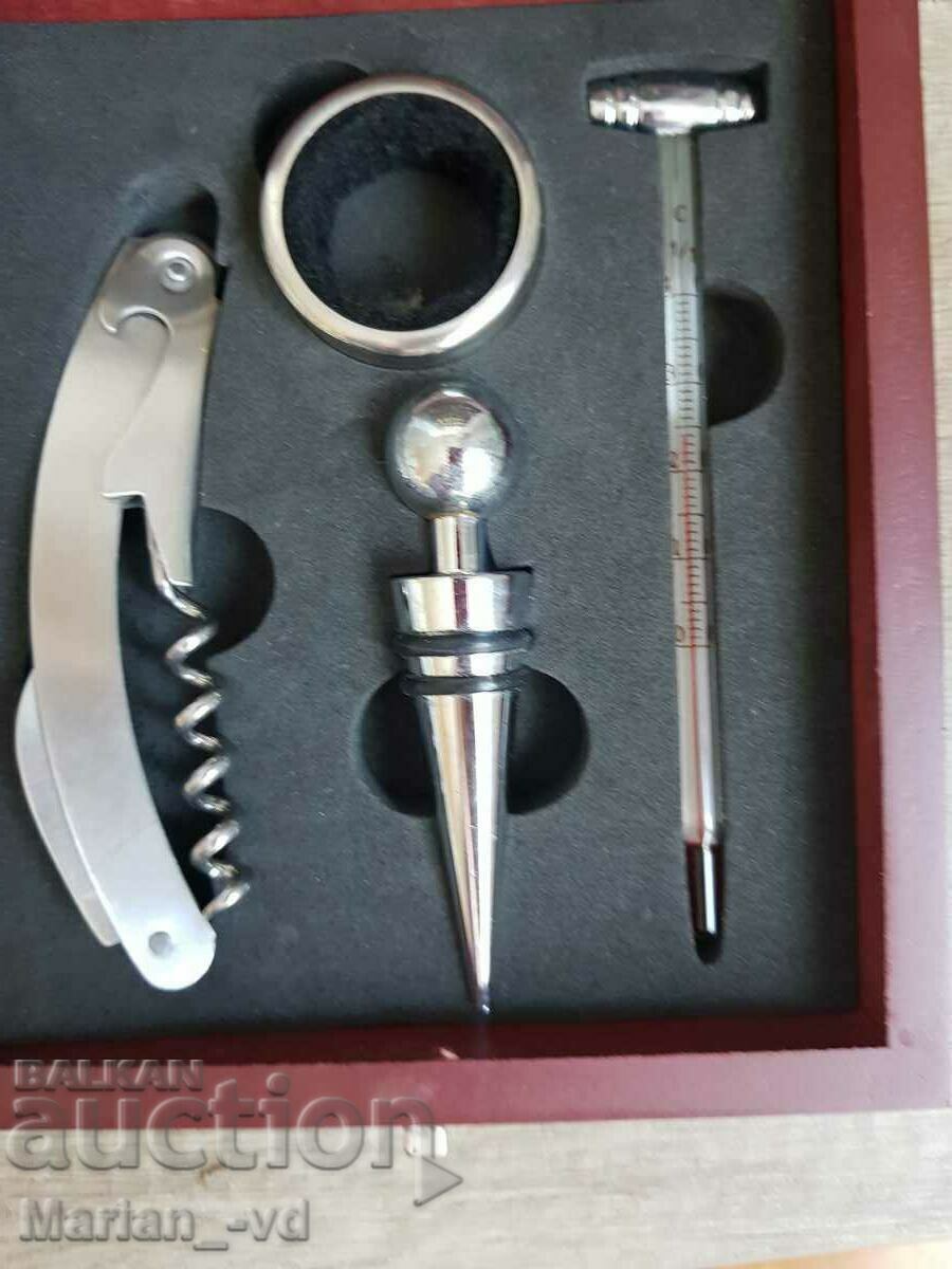 Delivery of SET OF WINE ACCESSORIES IN WOODEN BOX AND CHESS SET Delivery of SET OF WINE ACCESSORIES IN WOODEN BOX AND CHESS SET