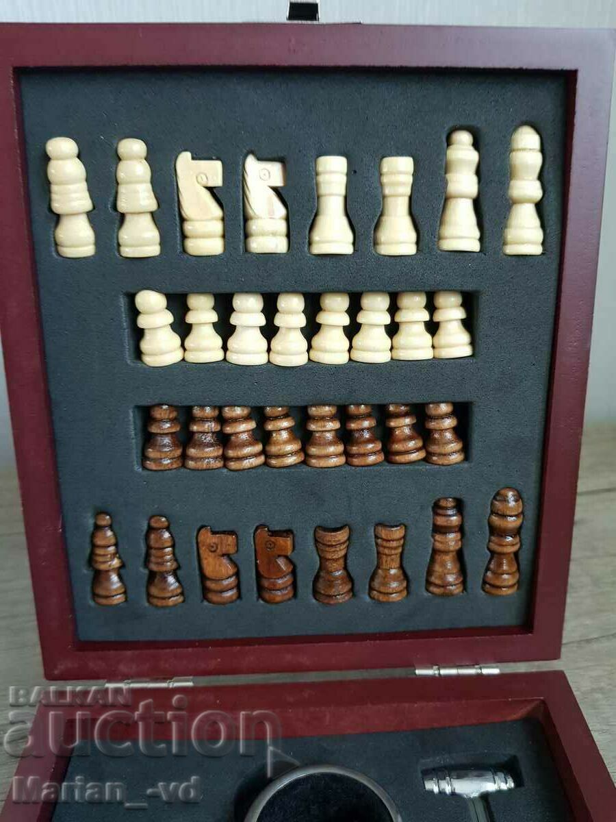 SET OF WINE ACCESSORIES IN WOODEN BOX AND CHESS SET - 5 SET OF WINE ACCESSORIES IN WOODEN BOX AND CHESS SET - 5
