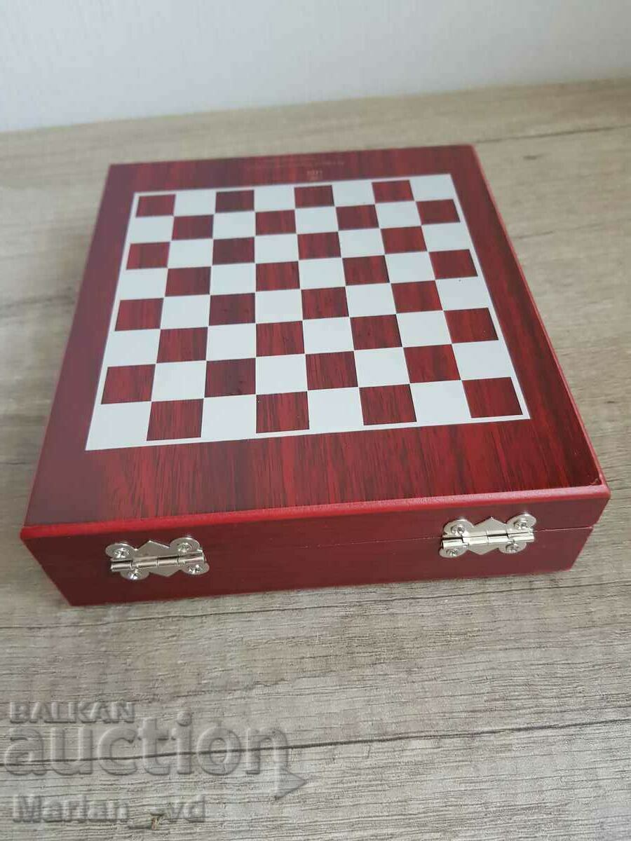 SET OF WINE ACCESSORIES IN WOODEN BOX AND CHESS SET - 6 SET OF WINE ACCESSORIES IN WOODEN BOX AND CHESS SET - 6