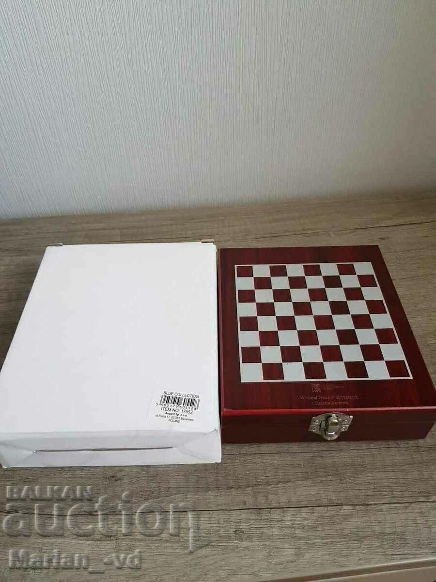 SET OF WINE ACCESSORIES IN WOODEN BOX AND CHESS SET