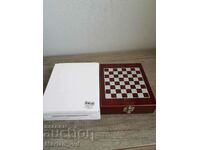 SET OF WINE ACCESSORIES IN WOODEN BOX AND CHESS SET