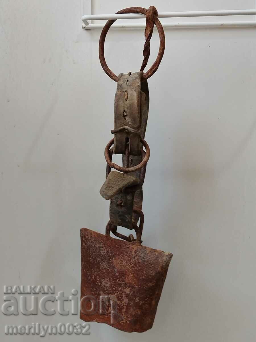 Auction  An old little clapper, chan, bell