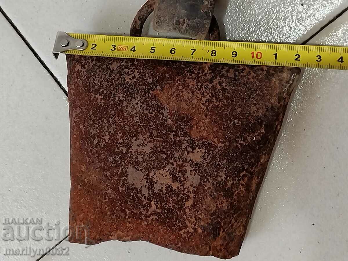 Delivery of An old little clapper, chan, bell