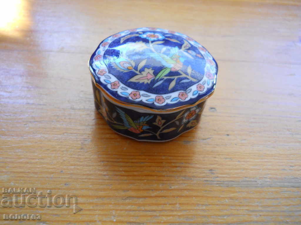 Porcelain snuff box - Japan