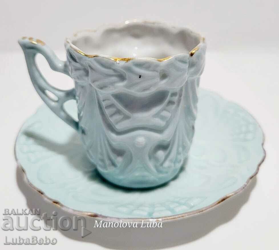 Licitație O ceașcă și o farfurie din porțelan rară și frumoasă. Licitație O ceașcă și o farfurie din porțelan rară și frumoasă.