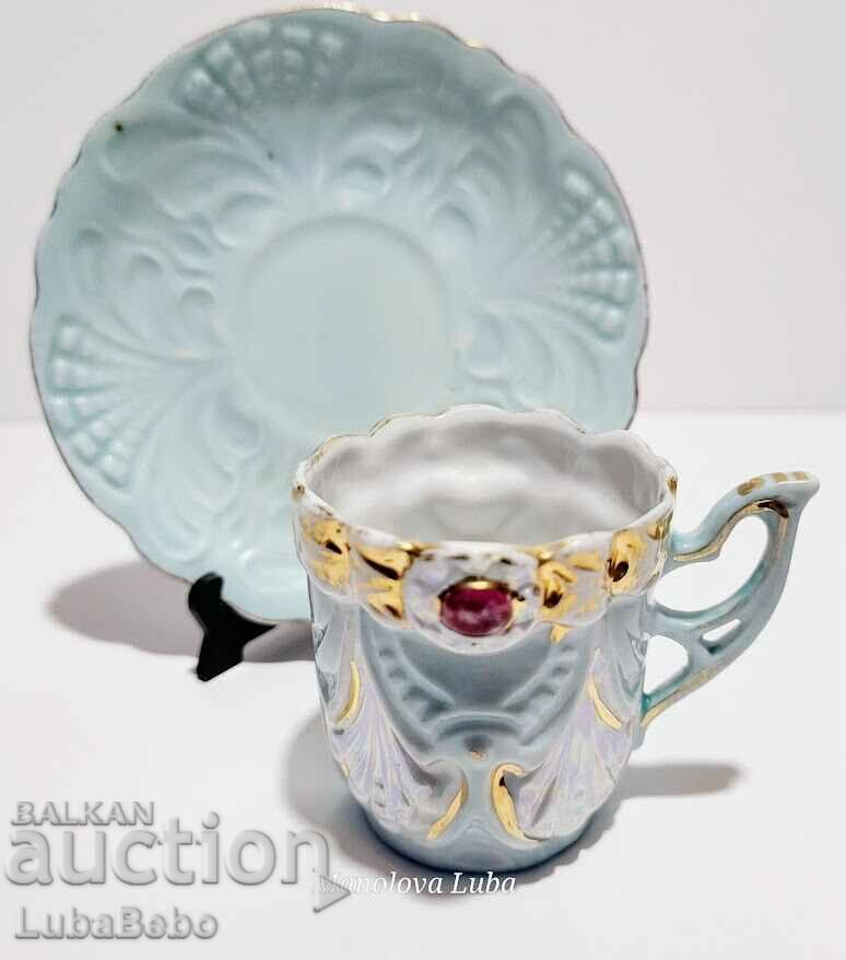 Livrarea O ceașcă și o farfurie din porțelan rară și frumoasă. Livrarea O ceașcă și o farfurie din porțelan rară și frumoasă.