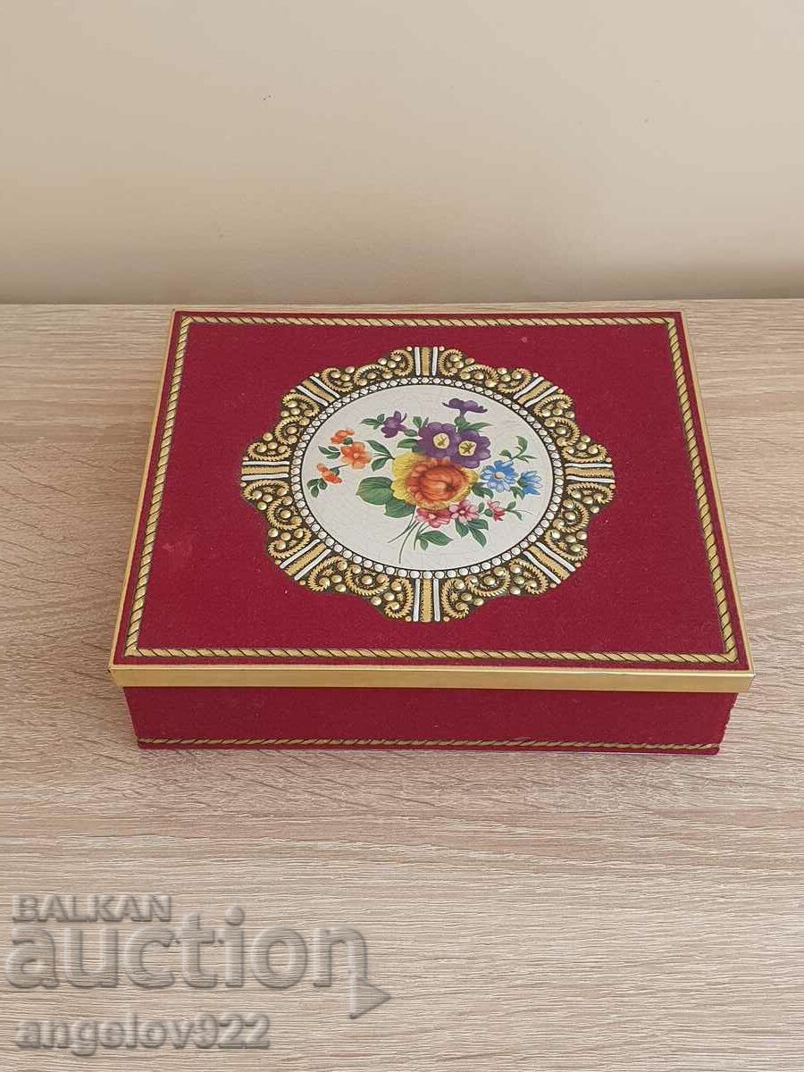 Beautiful metal jewelry box!