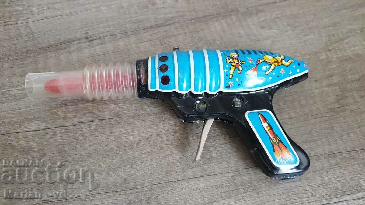 Auction Old Hungarian toy Lemezz Pistol 1960s. Auction Old Hungarian toy Lemezz Pistol 1960s.
