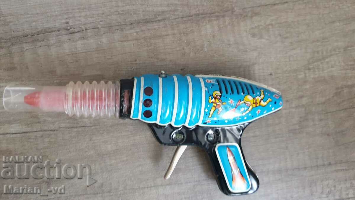 Delivery of Old Hungarian toy Lemezz Pistol 1960s. Delivery of Old Hungarian toy Lemezz Pistol 1960s.