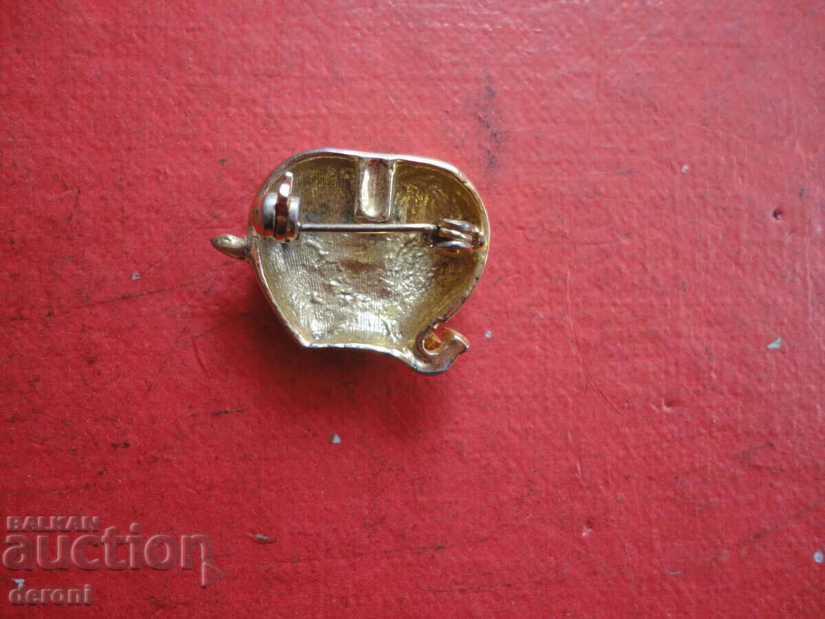 Auction A great 51 gold plated brooch Auction A great 51 gold plated brooch
