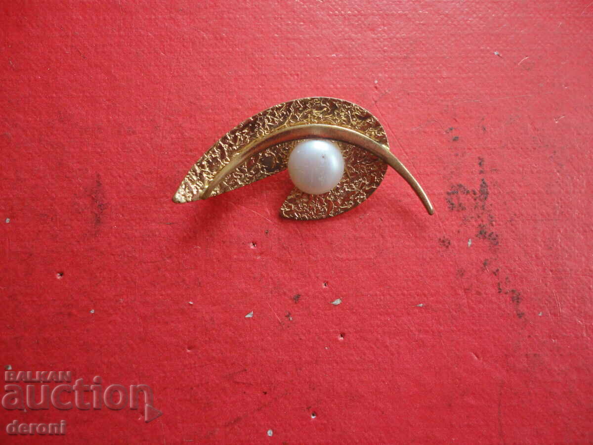 Delivery of Gilt brooch 53