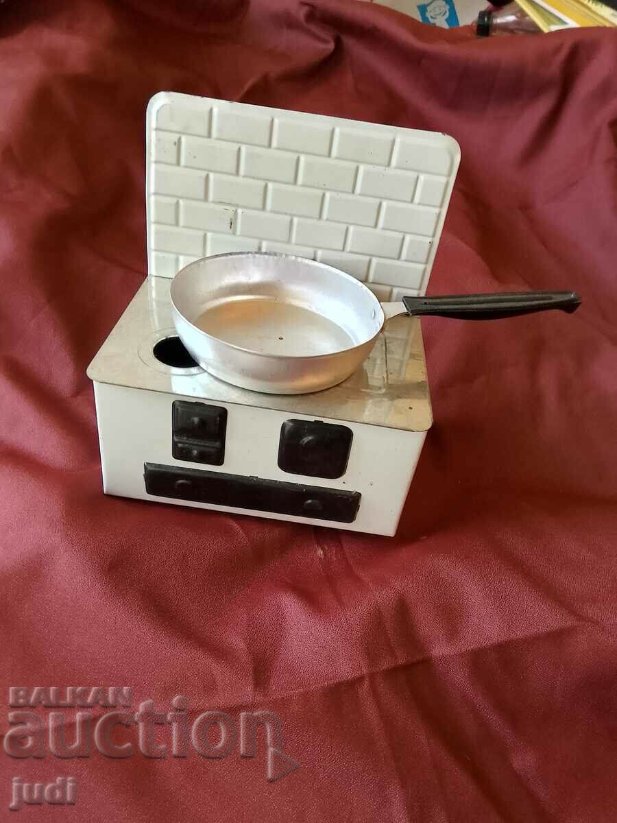 Metal social stove with pan