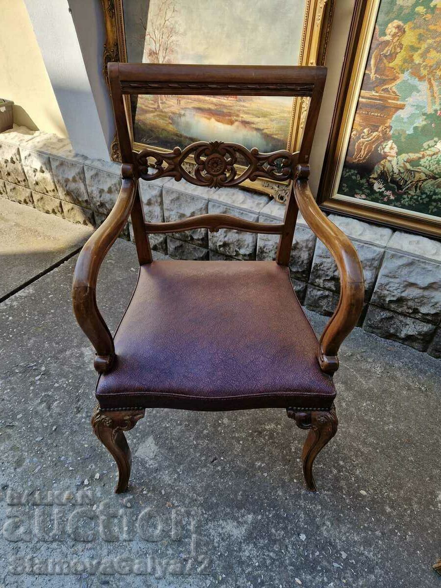 O pereche de fotolii antice superbe Louis 15 cu preț 770.00 BGN | € 393.69 O pereche de fotolii antice superbe Louis 15 cu preț 770.00 BGN | € 393.69