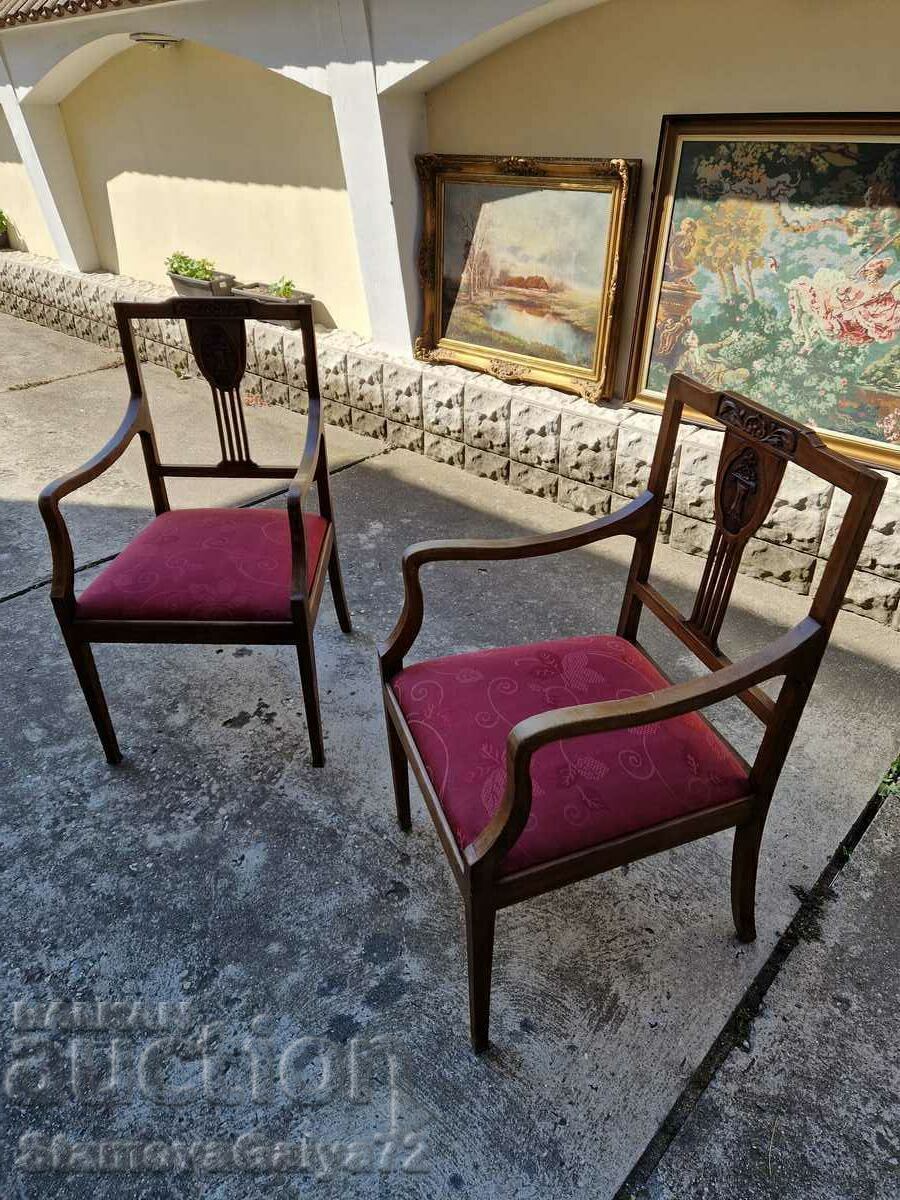 Licitație O pereche minunată de fotolii Biedermeier Licitație O pereche minunată de fotolii Biedermeier