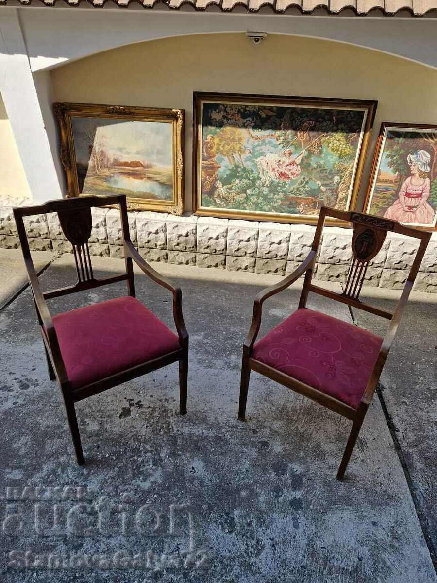 O pereche minunată de fotolii Biedermeier O pereche minunată de fotolii Biedermeier