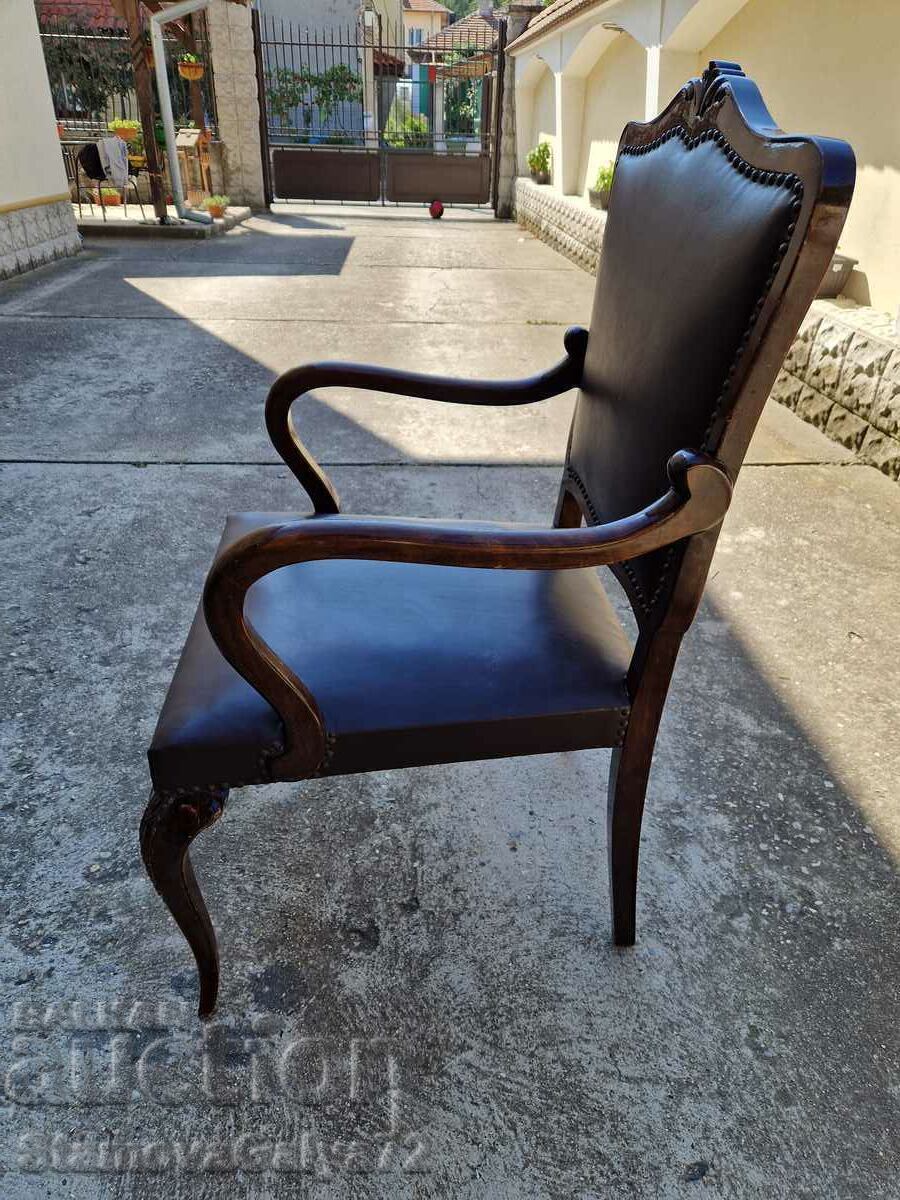 Delivery of A wonderful antique baroque Louis 15 chair