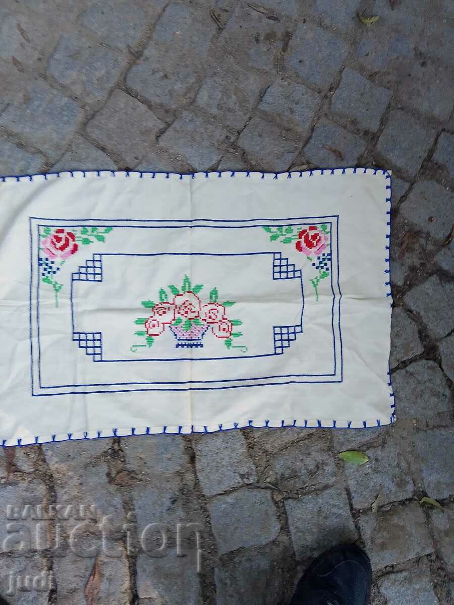 Fata de masa cu broderie