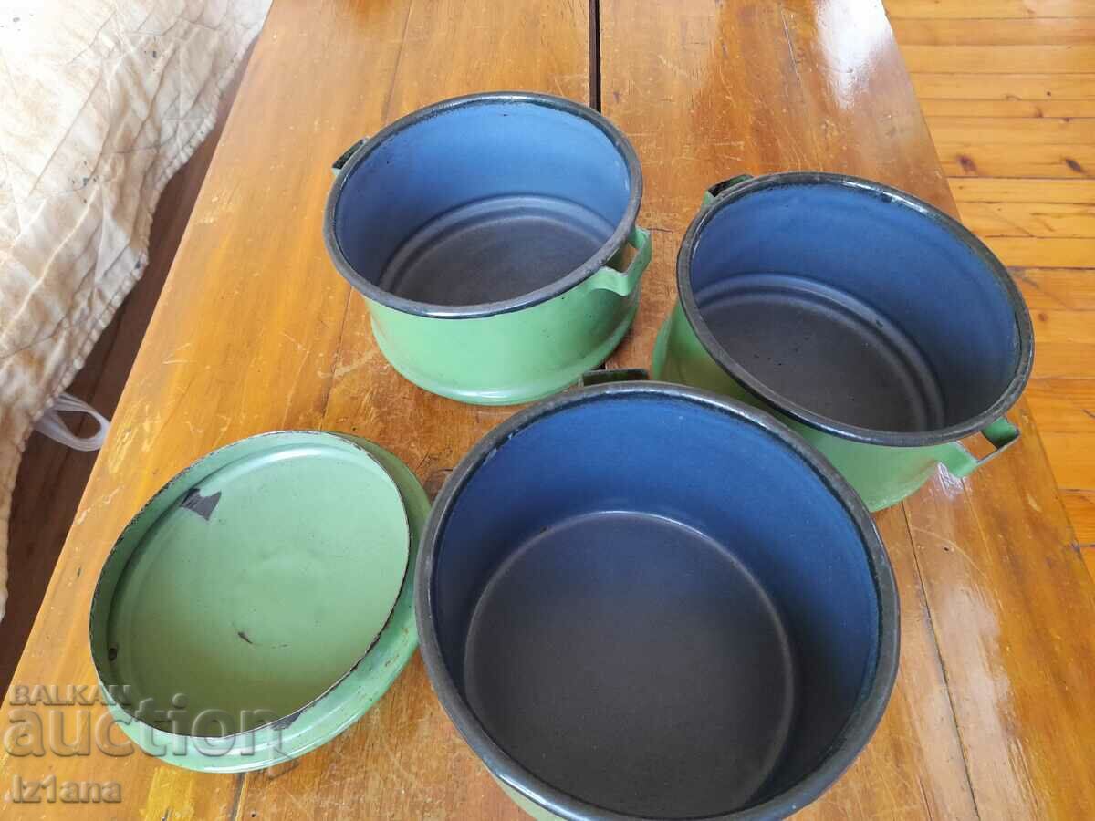 Delivery of Old enameled food containers Delivery of Old enameled food containers