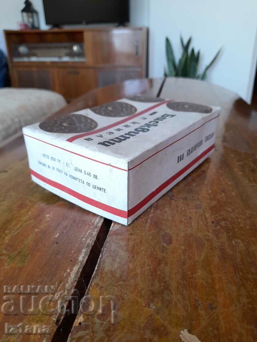 Auction An old box of cinnamon biscuits Auction An old box of cinnamon biscuits