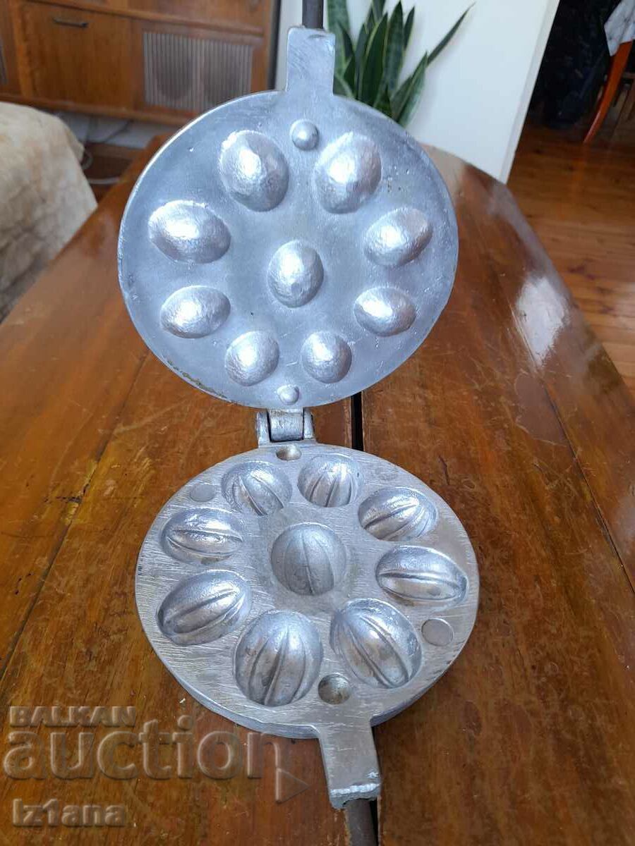 Auction Old device for baking sweets, Nuts Auction Old device for baking sweets, Nuts