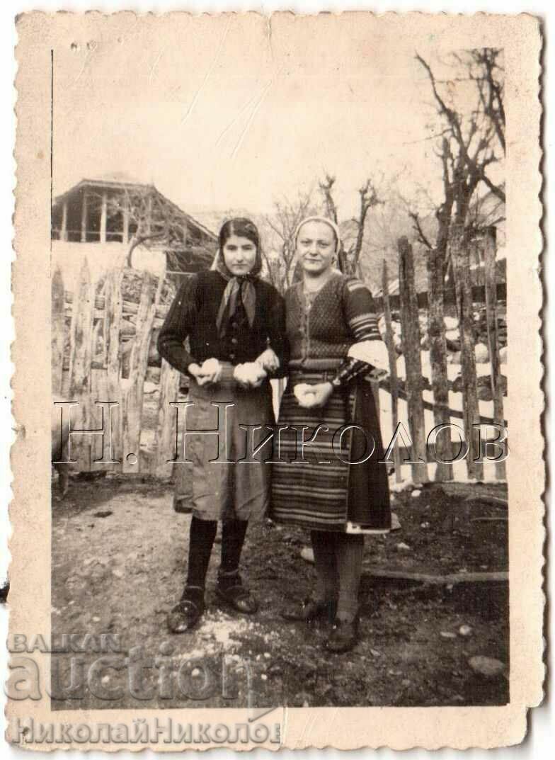 1945 LITTLE OLD PHOTO YOUNG GIRLS IN FOLK COSTUME G964