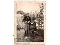 1945 LITTLE OLD PHOTO YOUNG GIRLS IN FOLK COSTUME G964