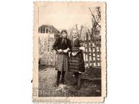 1945 LITTLE OLD PHOTO YOUNG GIRLS IN FOLK COSTUME G964