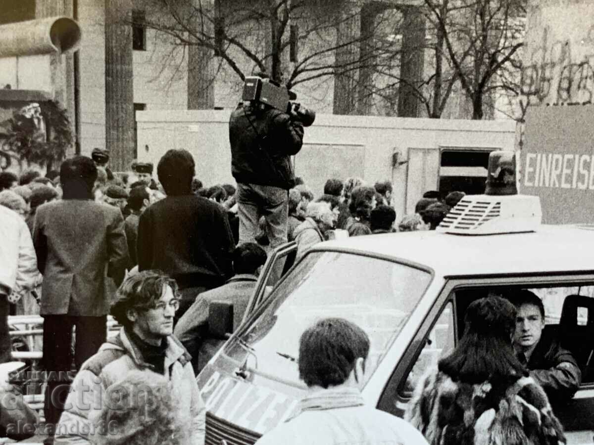 Auction Fall of the Berlin Wall 1989 Brandenburg Gate Auction Fall of the Berlin Wall 1989 Brandenburg Gate