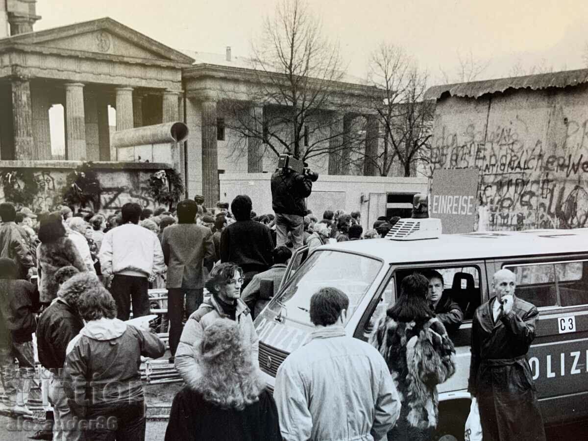 Delivery of Fall of the Berlin Wall 1989 Brandenburg Gate Delivery of Fall of the Berlin Wall 1989 Brandenburg Gate