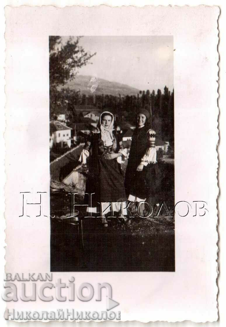 SMALL OLD PHOTO YOUNG WOMEN IN FOLK COSTUME G966