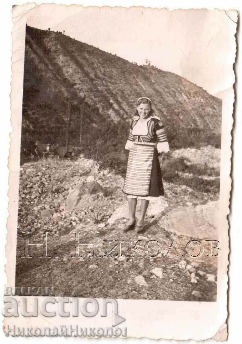 1945 MICĂ FOTO BĂTRĂ TANĂ FEMEIE ÎN COSTUME POPULAR G968