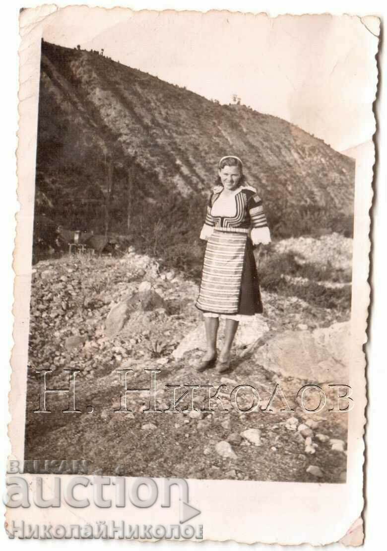 1945 MICĂ FOTO BĂTRĂ TANĂ FEMEIE ÎN COSTUME POPULAR G968 1945 MICĂ FOTO BĂTRĂ TANĂ FEMEIE ÎN COSTUME POPULAR G968