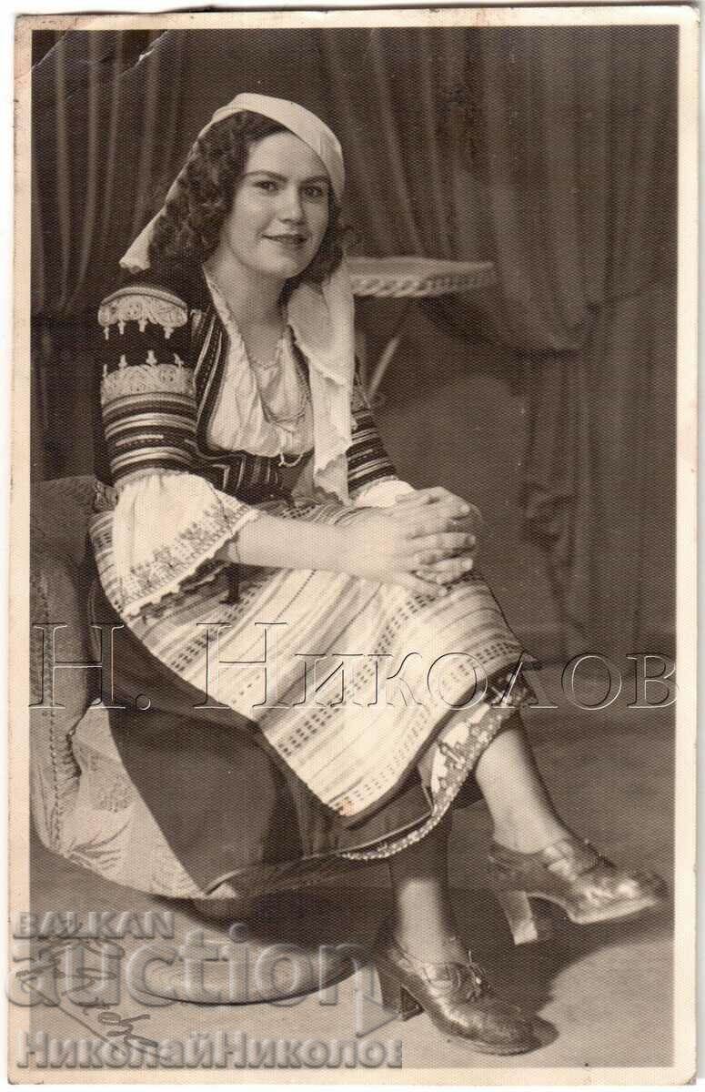 1943 FOTO VECHE TANĂ FRUMOASĂ ÎN COSTUME POPLAC G970