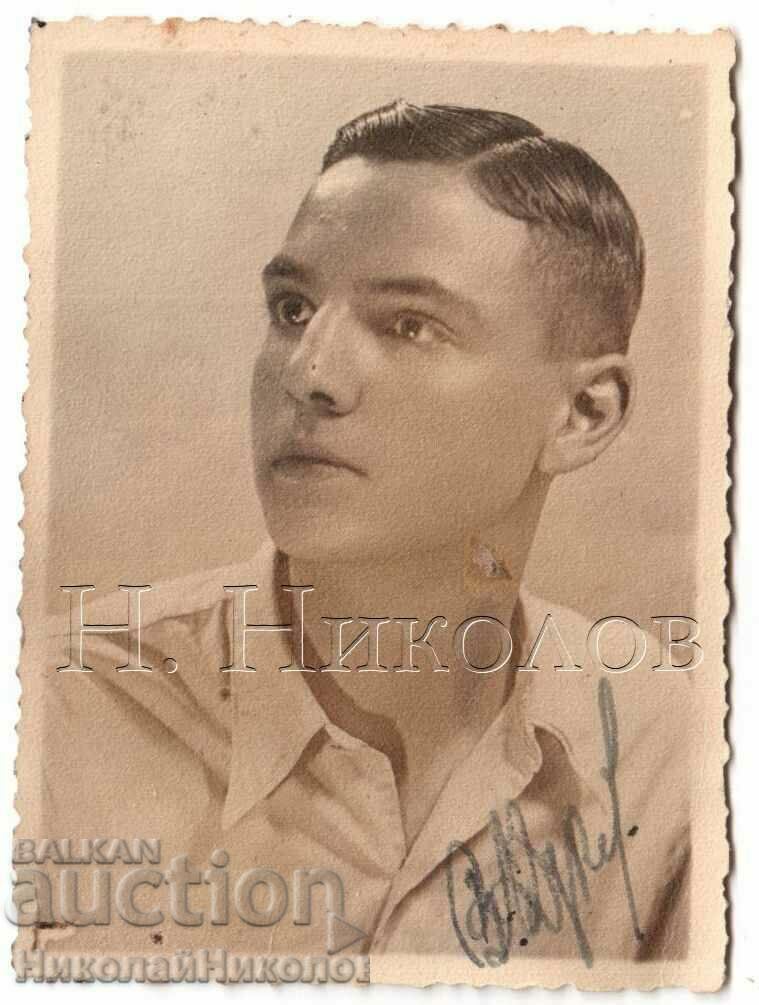 MICĂ FOTO VECHE UN TINERET FRUMOS DIN KYUSTENDIL G971 MICĂ FOTO VECHE UN TINERET FRUMOS DIN KYUSTENDIL G971