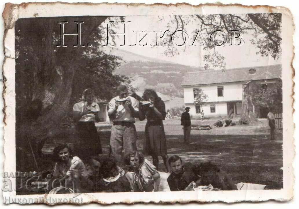 LITTLE OLD PHOTO OF PICNIC WITH WATERMELON G977 LITTLE OLD PHOTO OF PICNIC WITH WATERMELON G977