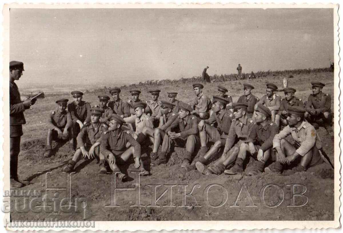 OLD PHOTO YOUNG SOLDIERS ON FIELD TRAINING G982