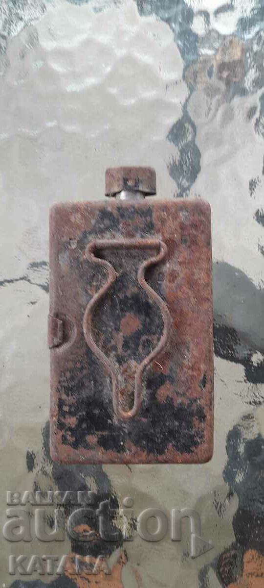 Old daimon flashlight with price 15.00 BGN | € 7.67 Old daimon flashlight with price 15.00 BGN | € 7.67