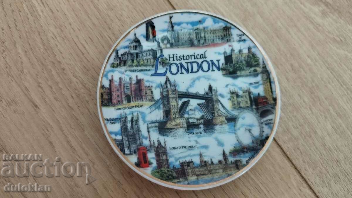 A beautiful decorative plate from London England