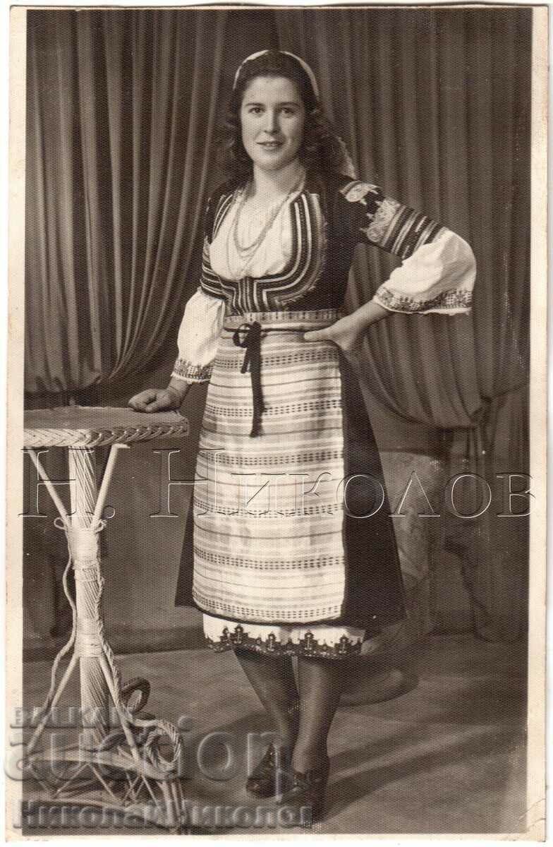 1943 FOTO VECHE TANĂ FRUMOASĂ ÎN COSTUME POPULAR G988