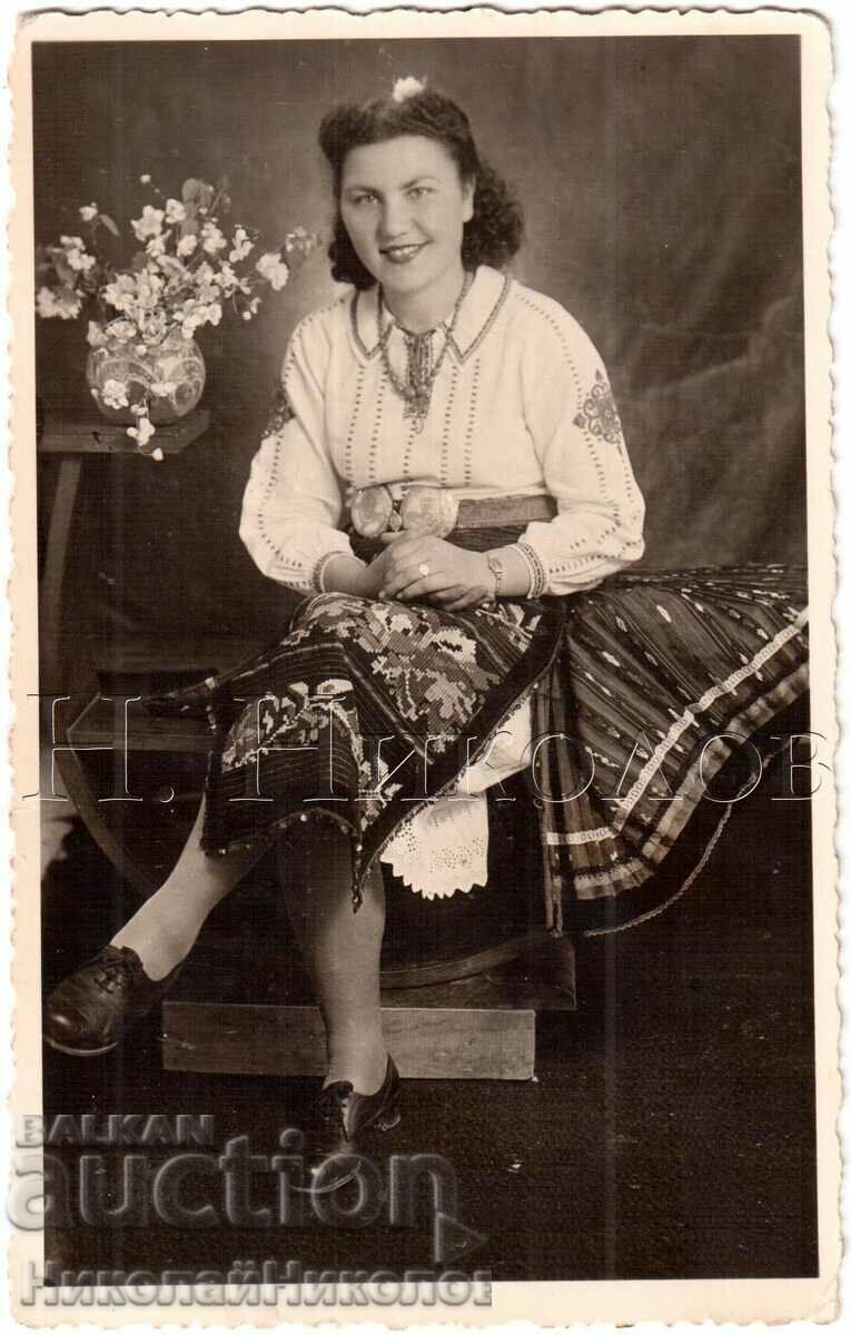 1949 OLD PHOTO BEAUTIFUL YOUNG WOMAN IN FOLK COSTUME G989